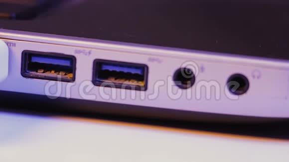 将HDMI电缆插头插入l侧端口的特写视频的预览图