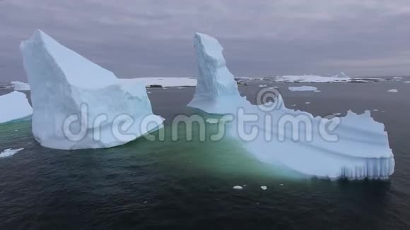水冲走了海湾里的冰山安德列夫视频的预览图
