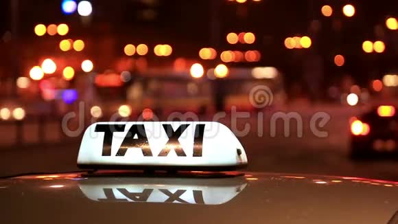 夜间街道上过往车辆上闪烁的出租车铭文视频的预览图