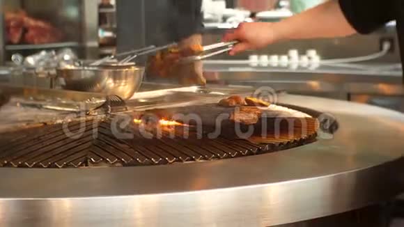 厨师在餐馆里烤肉牛肉牛排视频的预览图