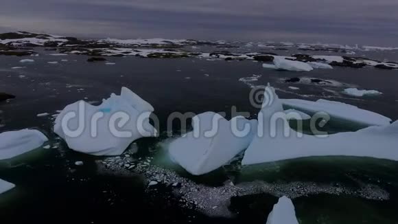 冰山碎片在黄昏时漂浮在水中安德列夫视频的预览图
