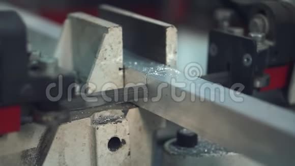 自动带锯切割工具钢视频的预览图