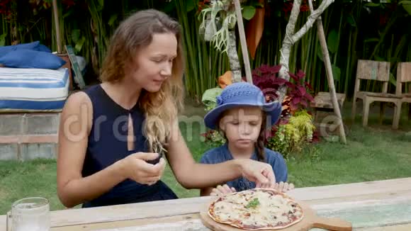 孩子们和妈妈在海滩上吃披萨视频的预览图