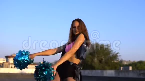 女啦啦队长带着浮夸在屋顶上跳舞视频的预览图
