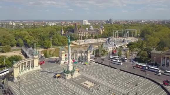 空中视频显示匈牙利布达佩斯市中心的英雄广场4K无人机镜头空中景观视频的预览图
