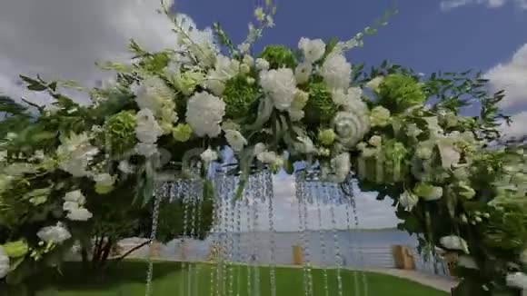 婚礼装饰花的婚礼拱门现代婚礼装饰视频的预览图