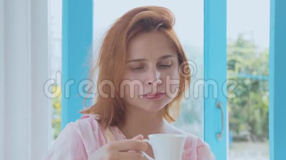 慢动作喝咖啡的年轻美女画像视频的预览图