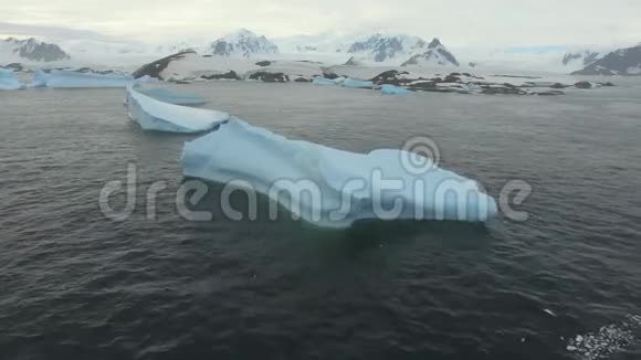 看到岩石海岸附近的蓝色冰山安德列夫视频的预览图