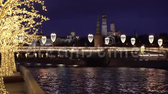 晚上观看克里姆林宫莫斯科河和圣诞装饰城视频的预览图