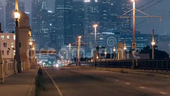 天桥天桥俯瞰洛杉矶市中心视频的预览图