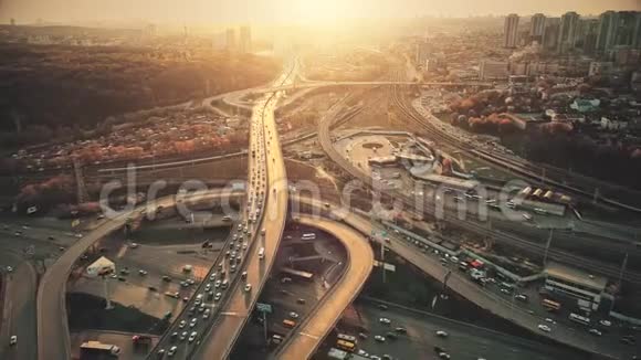 城市道路系统视觉交通堵塞空中景观视频的预览图