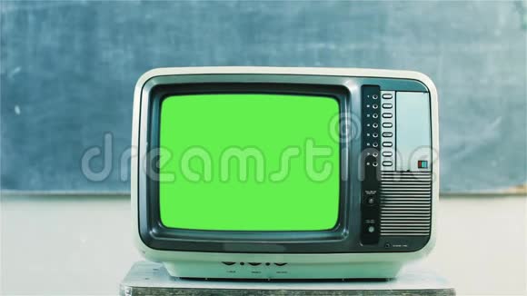 80S电视与绿色屏幕在一所学校视频的预览图