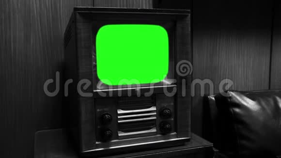 旧木制电视与绿色屏幕放大黑白色调视频的预览图
