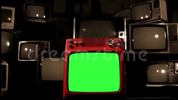 旧的红色电视绿色屏幕在许多电视中间噪音塞皮娅托内视频的预览图