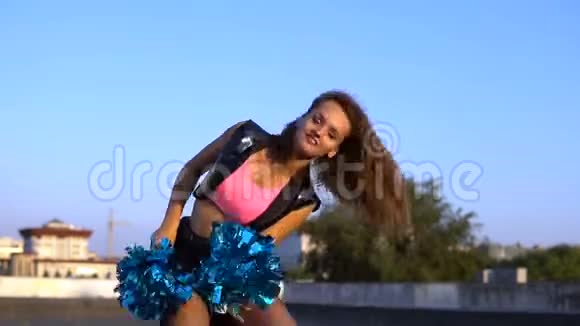 女啦啦队长带着浮夸在屋顶上跳舞视频的预览图