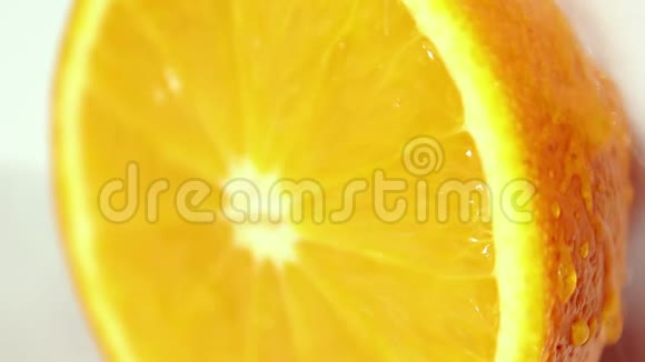 水滴顺着一个多汁的成熟橘子流下来白色背景上的橙色视频的预览图