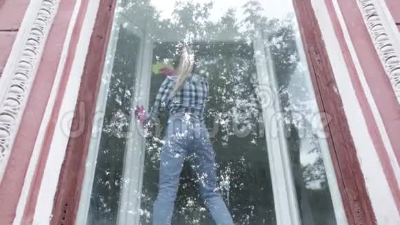 微笑迷人的妻子洗窗户视频的预览图
