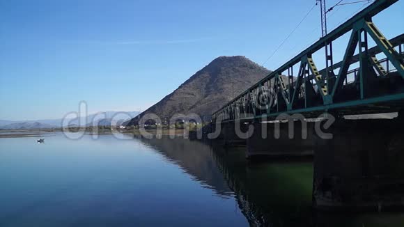 铁路大桥过河阳光明媚的夏日视频的预览图