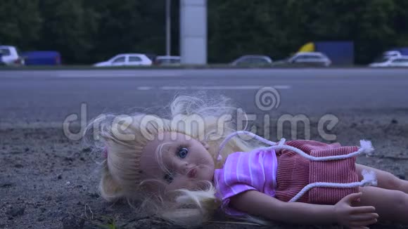 娃娃躺在马路附近车水马龙许多汽车从后面来视频的预览图