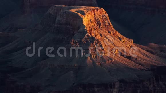 大峡谷柔和的黄色日出视频的预览图