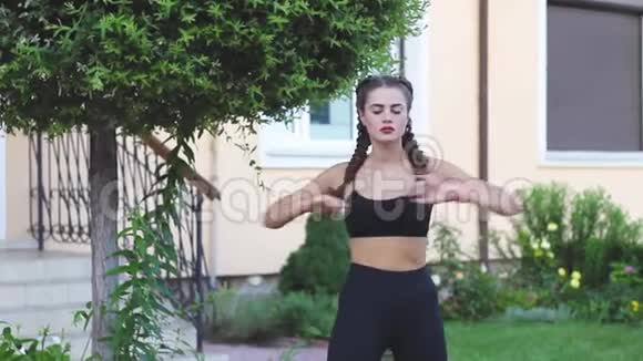 健身运动女孩在街上做健身运动视频的预览图
