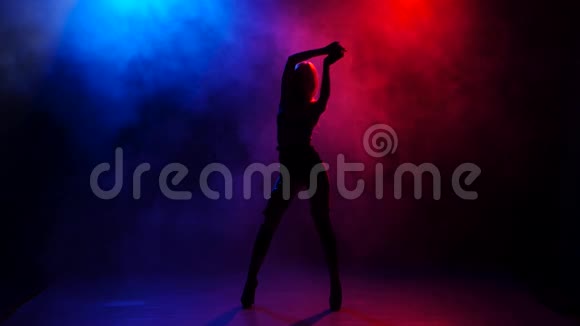 金发女孩pj在明亮的灯光下在舞台上跳舞视频的预览图