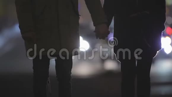 在大城市的浪漫约会中一对幸福的情侣牵着手玩得很开心视频的预览图