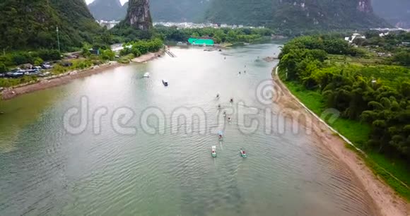 中国延朔的漓江和神奇的喀斯特岩石风光视频的预览图