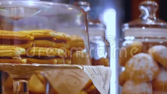 面包店里的饼干新鲜的烘焙产品烤箱里烤的饼干近距离射击视频的预览图