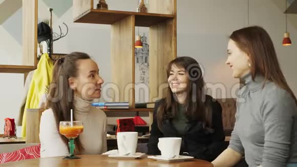 三个女朋友在咖啡馆里聊天喝酒视频的预览图