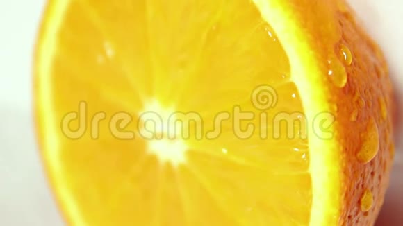 水滴顺着一个多汁的成熟橘子流下来白色背景上的橙色视频的预览图
