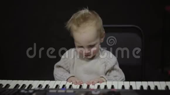 幼儿弹钢琴视频的预览图