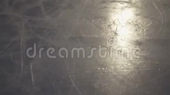 冰场上结冰了视频的预览图