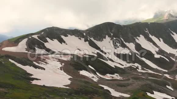 相机飞过群山艾布拉岭夏天的滑雪坡罗萨库特滑雪场附近的山脉视频的预览图