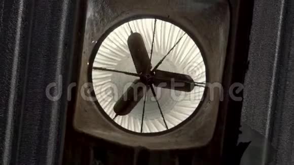 旧的生锈的工业通风风扇在工厂的侧壁上缓慢转动视频的预览图