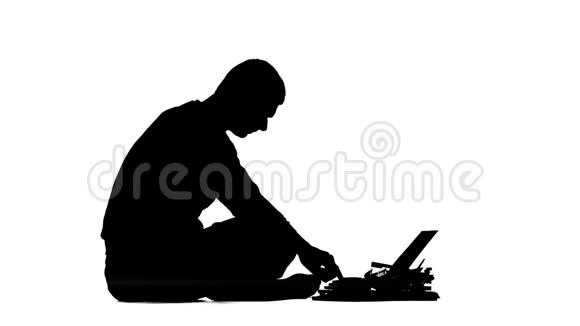 人在打字机上打印一页新书白色背景视频的预览图