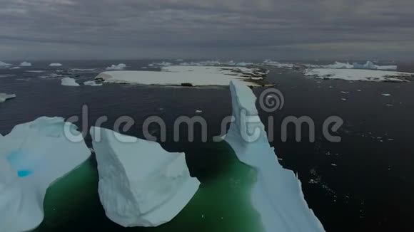冰川和冰山碎片漂浮在岩石岛周围安德列夫视频的预览图