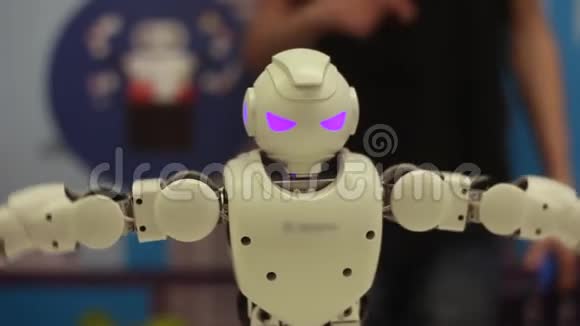 特写镜头现代机器人技术机器人移动手臂和腿人工智能视频的预览图