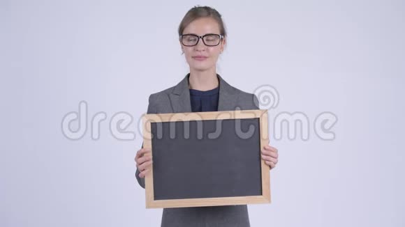年轻快乐的女商人拿着黑板思考视频的预览图
