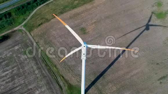 麦田风力发电机组旋转叶片的鸟瞰图视频的预览图