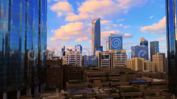 清晨日出时光随着阿布扎比现代城市建筑天际线与美丽的云彩阿联酋视频的预览图