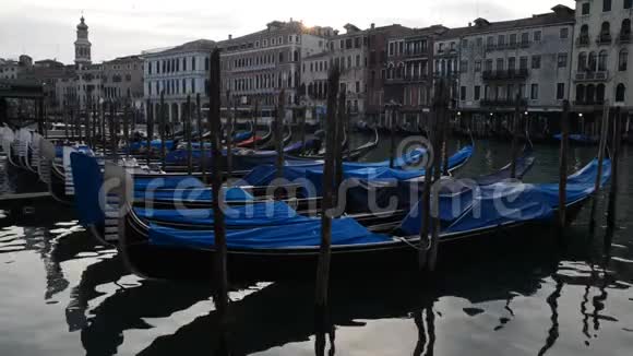 威尼斯运河上的传统贡多拉船视频的预览图