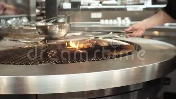 厨师在餐馆里烤肉多汁牛排视频的预览图
