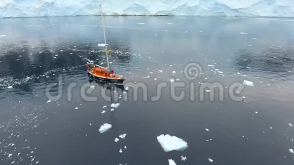 无人机带着冰山在海湾里的人飞过船安德列夫视频的预览图