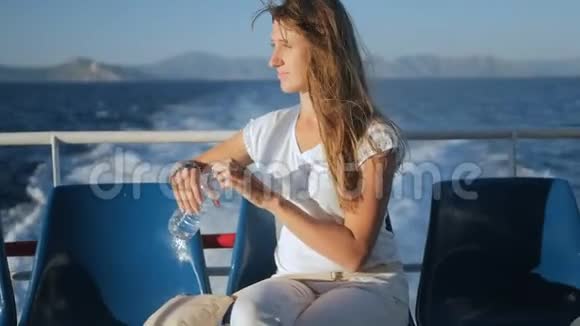 年轻女子从瓶子里喝水的肖像视频的预览图