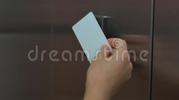 女人把他的塑料钥匙卡在电梯里以便解锁进入他的楼层的能力视频的预览图