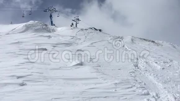 滑雪板滑雪区的滑雪者在滑雪板上跳视频的预览图