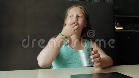 胖女孩急切地吃薯条健康饮食的概念视频的预览图