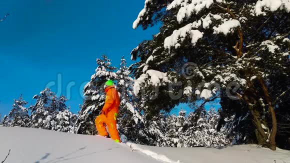 男子带着相机在户外拍摄冬季雪景视频的预览图