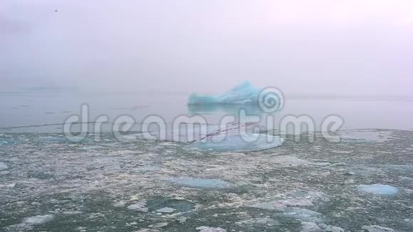冰岛北极自然景观中冰川的冰山和冰视频的预览图